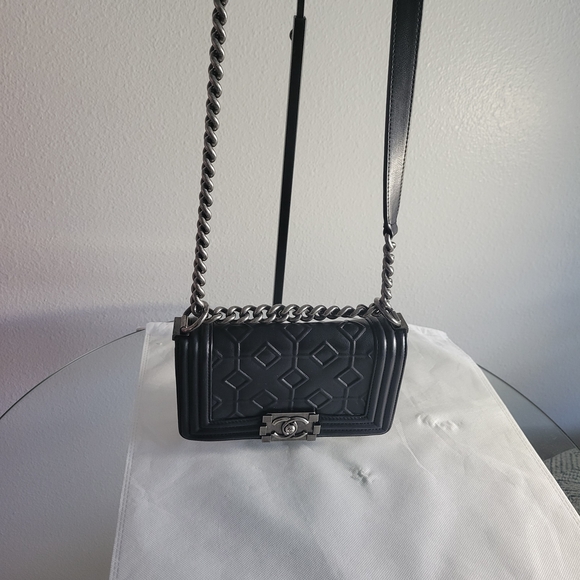 CHANEL Black Crossbody Bag with Quilted Design - Picture 1 of 16